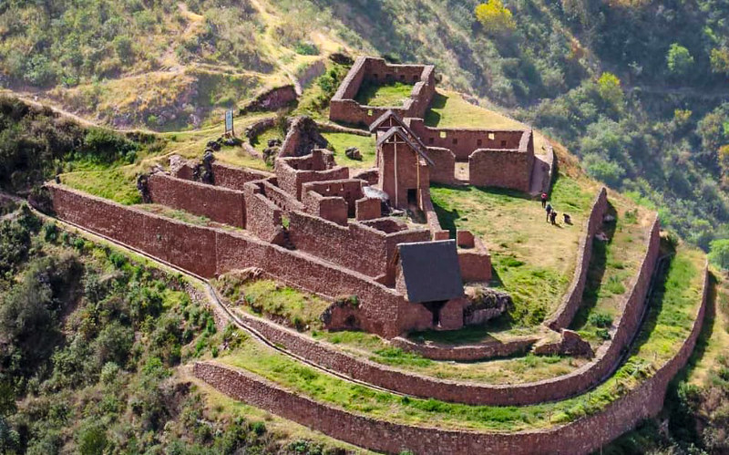 raqaypata-in-perolniyoc-waterfall